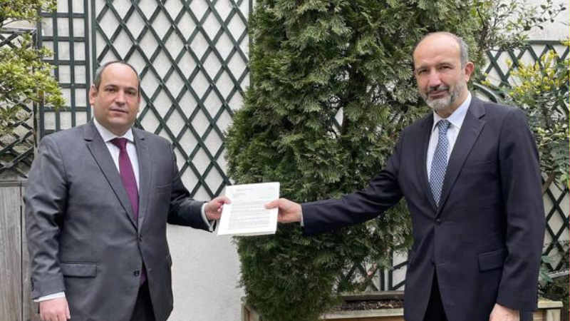 Spaniens ambassadør i Frankrig, Victorio Redondo (th), overrakte kandidaturet til BIEs generalsekretær, Dimitri S. Kerkentzes