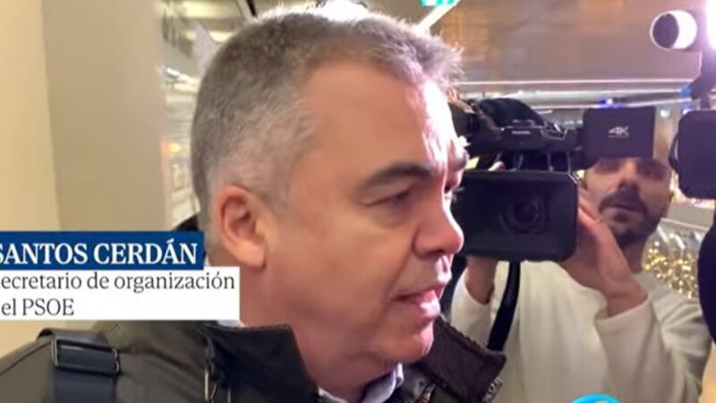 Journalister overfalder Santos Cerdán ved ankomsten til Geneve Lufthavn.