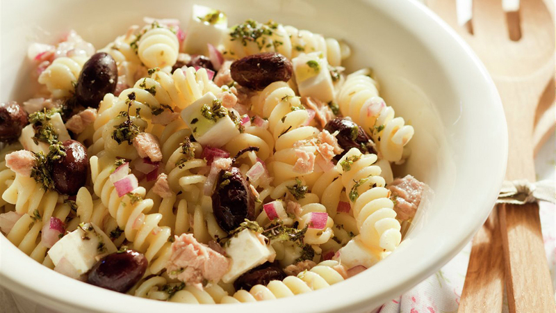 Ensalada de pasta con atún y manzana