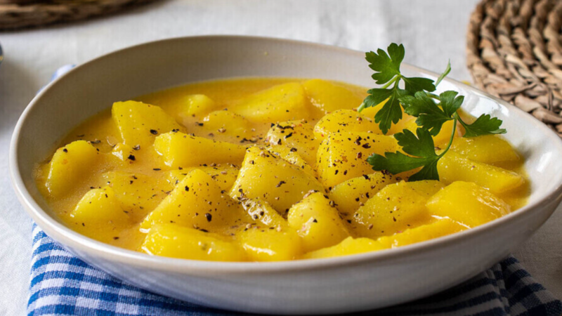 Patatas en ajopollo Patatas en ajopollo