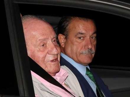 Kong Juan Carlos ankommer til hospitalet