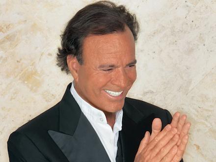 Foto: Wikipedia - https://upload.wikimedia.org/wikipedia/commons/e/ef/Julio_Iglesias09.jpg